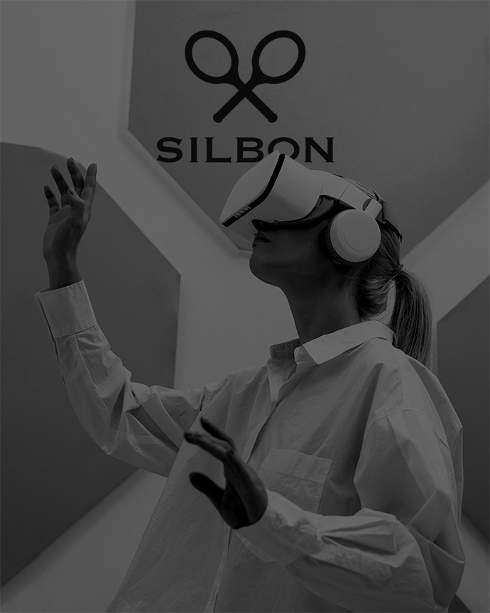 woman-wearing-virtual-reality-simulator-silbon
